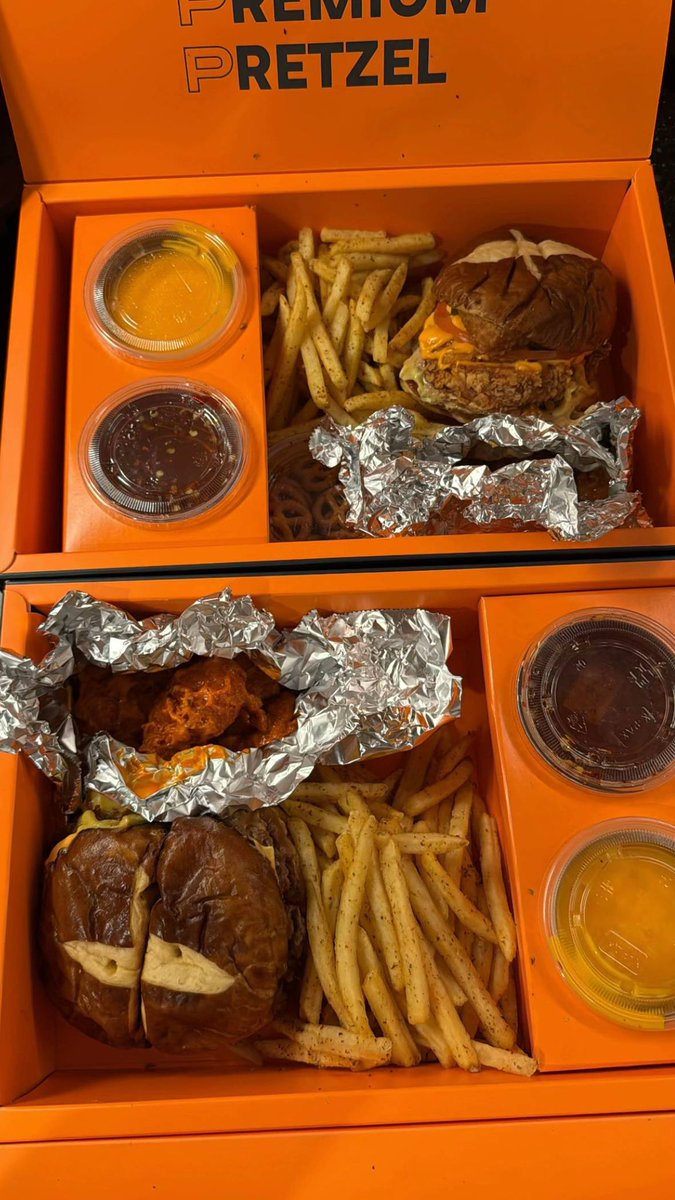 aliadden_'s tweet photo. @ShawarmahouseSA معليش متاخر كنت اكل 🤣🤣🤣 https://t.co/BRl2ioij6D