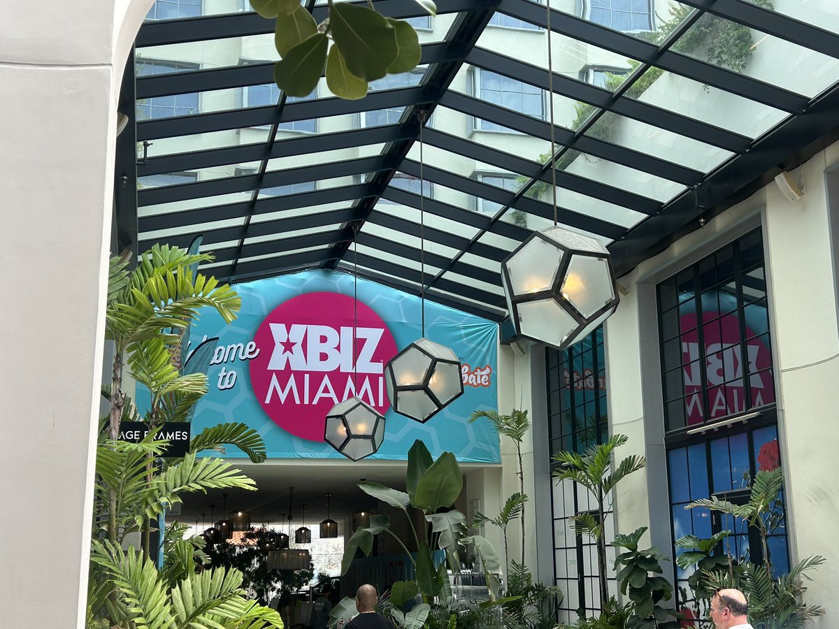 🐝 Sasha Bee 🐝 @ XBIZ MIAMI! tweet media