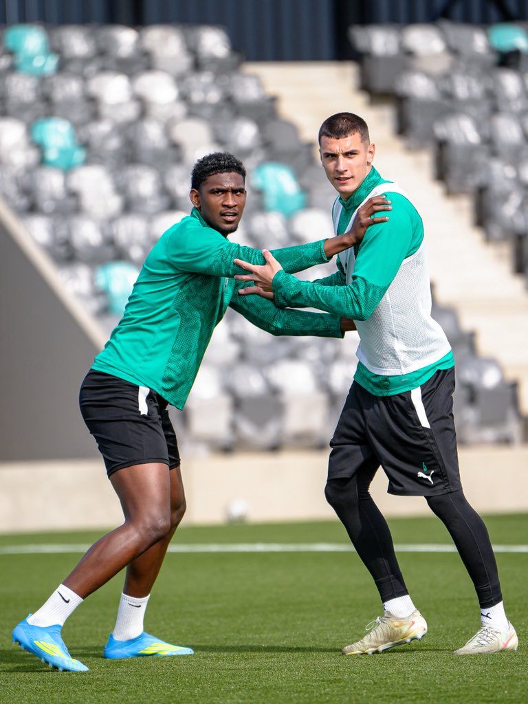 FKAuda's tweet photo. Šodien baudījām saulīti, rīt zālīti ☘️
Rīt 19:00 tiekamies Skonto stadionā, duelī pret Riga FC ⚔️
Uz priekšu, FK Auda 🟢⚫️
📸 Kristians Putniņš
#RIGAUD #FKAuda #FutbolaVirsliga https://t.co/TEhxJEll7Y