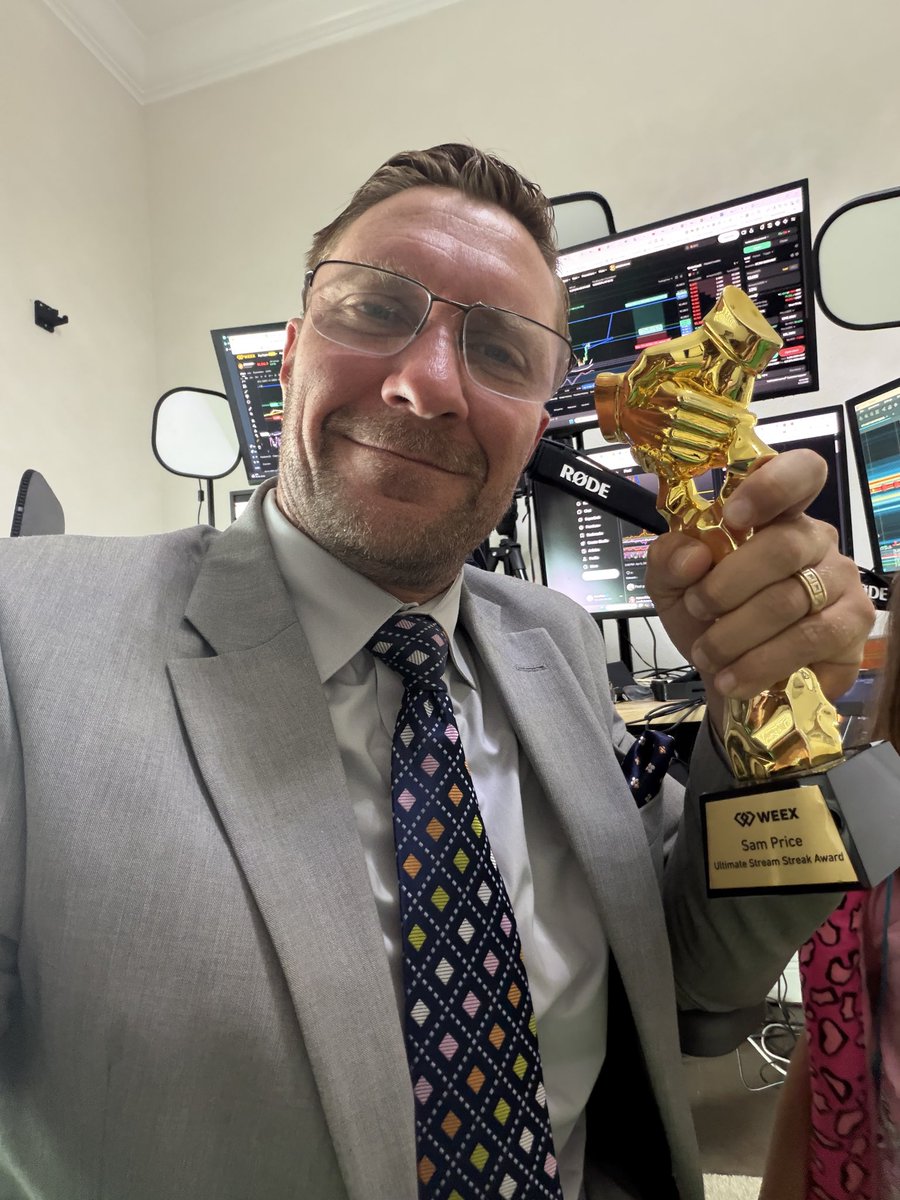 CryptoLifer33's tweet photo. Shout out to @WEEX_Andy for Presenting to me the Stream Streak Award for going 5 years without a day off the live stream and still going. https://t.co/sjHBVNMnv3