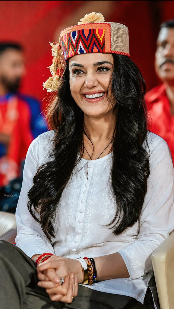Mn0654's tweet photo. Preity Zinta भारत के कल्चर और ट्रेडिशन में और खूबसूरत लगते हैं-

बॉलीवुड की सबसे ज्यादा पढ़ी लिखी हीरोइन है
Preity Zinta से ज्यादा पढ़ा लिखा बॉलीवुड में कोई नहीं है फिर भी इतनी सिंपल रहती है कोई घमंड नहीं है Punjab Kings के हर मैच को स्टेडियम में सपोर्ट करने आते हैं !! https://t.co/szsyzK9QMc