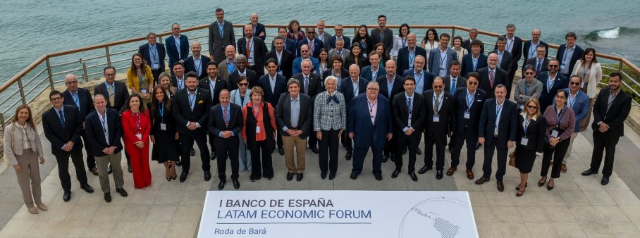 Superbancos_Pa's tweet photo. El Superintendente de Bancos de Panamá, Milton Ayón Wong, participó en el I LatAm Economic Forum, organizado por el Banco de España en Roda de Bará, Tarragona.

El foro reunió a autoridades monetarias y supervisores internacionales para dialogar sobre los retos económicos de la región.

En el marco de su visita, sostuvo reuniones bilaterales con bancos españoles, con la presencia del embajador de Panamá en España, S.E. Héctor Infante.

#SBPteInforma