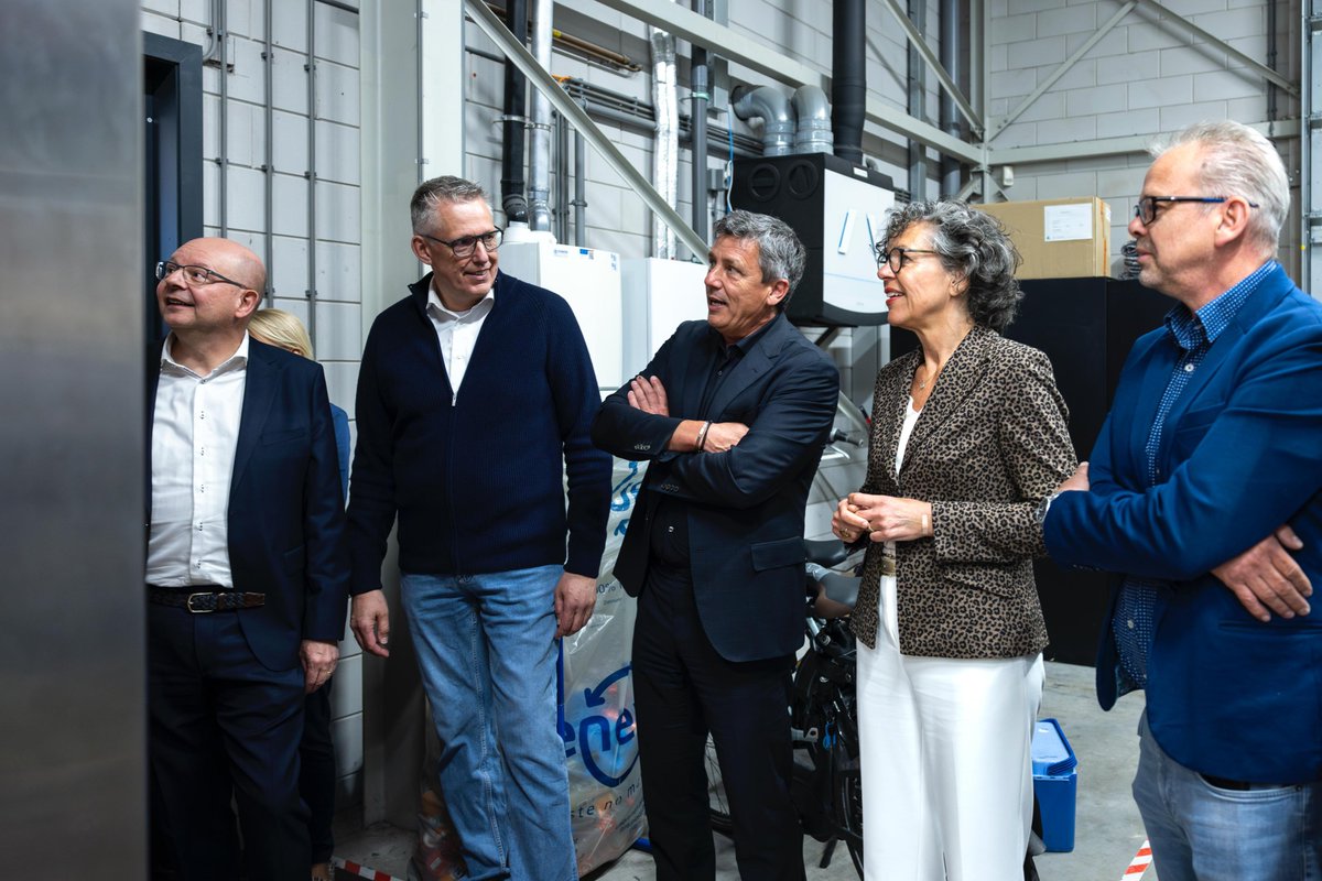 MKBNL's tweet photo. Jacco Vonhof @voorzittermkbnl bezocht vandaag samen met @MinisterEZK  Heleen Herbert, Schouten Techniek BV. Centraal stond hoe ondernemers zich kunnen voorbereiden op langdurige uitval van stroom, internet of telefonie.

Nieuw onderzoek laat zien dat veel ondernemers hun eigen weerbaarheid nog als laag inschatten. Juist daarom is het belangrijk om nú na te denken over cruciale processen, afhankelijkheden en een draaiboek voor de eerste 72 uur van een crisis.

Het mkb is de ruggengraat van onze economie en cruciaal voor de weerbaarheid van Nederland. Daarom pleiten wij voor een subsidieregeling waarmee mkb ondernemers laagdrempelig kunnen investeren in basisweerbaarheid.

https://t.co/laIfGSaJUj