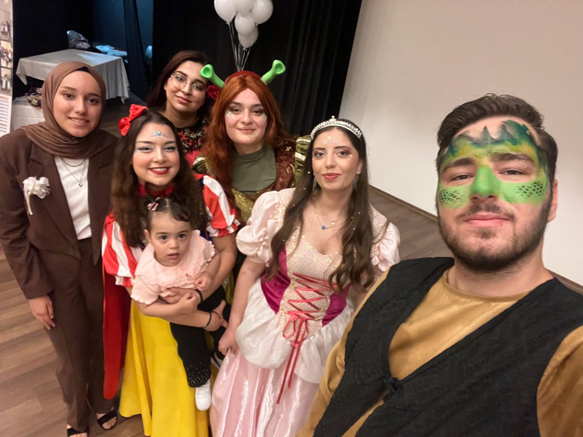 akdenizsbmyo's tweet photo. Toplumsal Duyarlılık Katkı Projesi kapsamında;Sosyal Hizmet ve Danışmanlık Bölümü öğrencilerimiz Şeyda Sizhan,Fatma Kılıç,Zehra Betül Arslan ve Gülşah Altıntaş’ın yürüttüğü“Birlikte Daha Güçlüyüz:Hayallerin ve Gücün Renkleri”sergisi,8 Mayıs Dünya Talasemi Günü’nde gerçekleşti. https://t.co/cs684ZdNFf