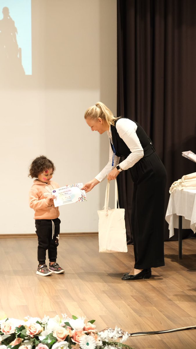 akdenizsbmyo's tweet photo. Toplumsal Duyarlılık Katkı Projesi kapsamında;Sosyal Hizmet ve Danışmanlık Bölümü öğrencilerimiz Şeyda Sizhan,Fatma Kılıç,Zehra Betül Arslan ve Gülşah Altıntaş’ın yürüttüğü“Birlikte Daha Güçlüyüz:Hayallerin ve Gücün Renkleri”sergisi,8 Mayıs Dünya Talasemi Günü’nde gerçekleşti. https://t.co/cs684ZdNFf