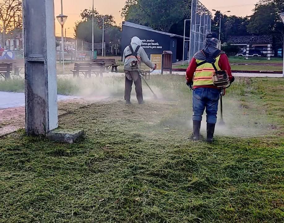 MuniPilarPy's tweet photo. #CiudadMásLimpia 👉 El equipo de la Muni trabaja en la limpieza de calles y plazas con desmalezadoras en diferentes puntos de la ciudad 🧹 👷‍♂️ Este trabajo es posible gracias a las tasas por "Limpieza de la Vía Pública" y por "Conservación de Parques, Jardines y Paseos Públicos".. https://t.co/z3eMdgVkfW