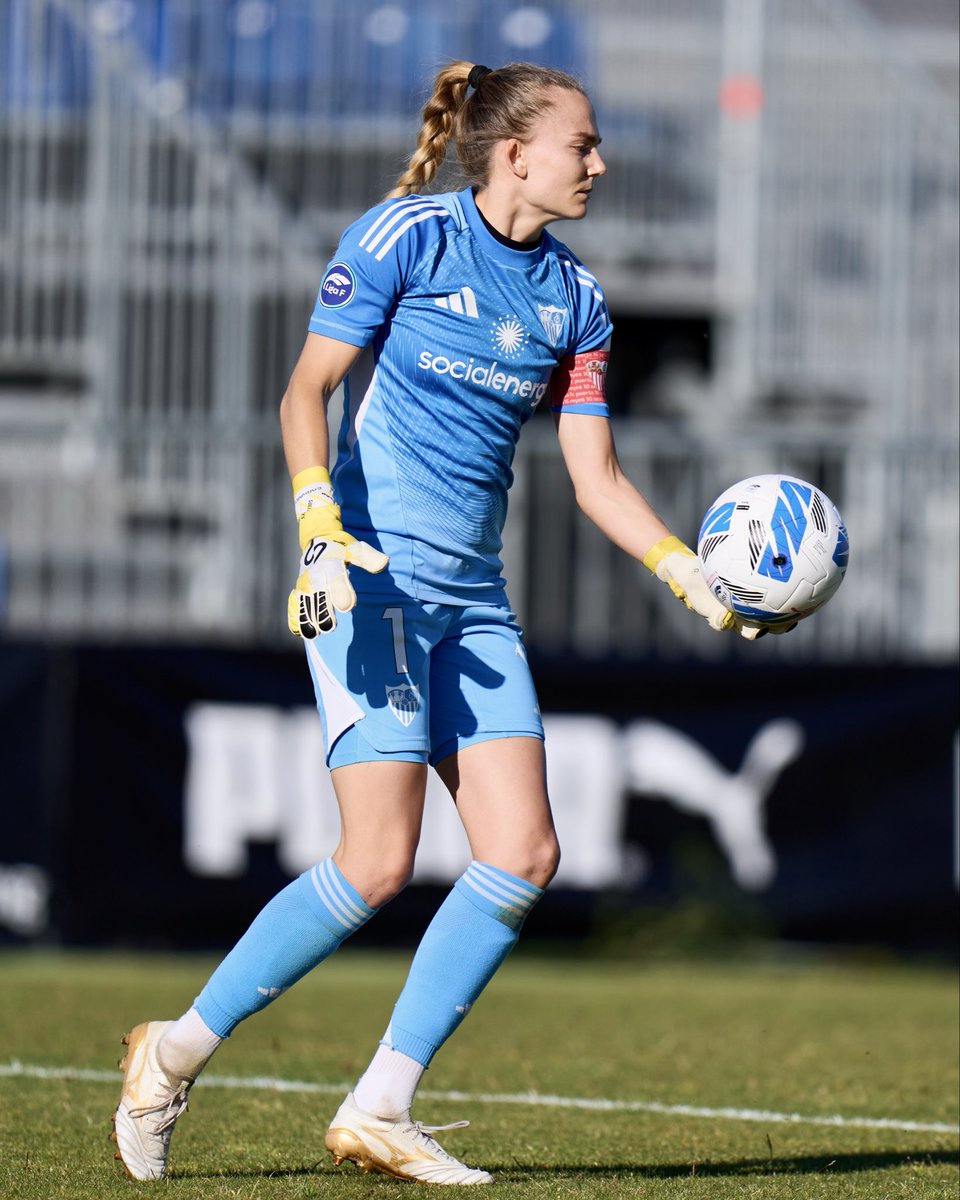 LigaF_oficial's tweet photo. 🫡 Capitana al saque

🧤 Esther Sullastres

#LigaFMoeve | #MadridCFFSevillaFC https://t.co/mnbbobVSJd
