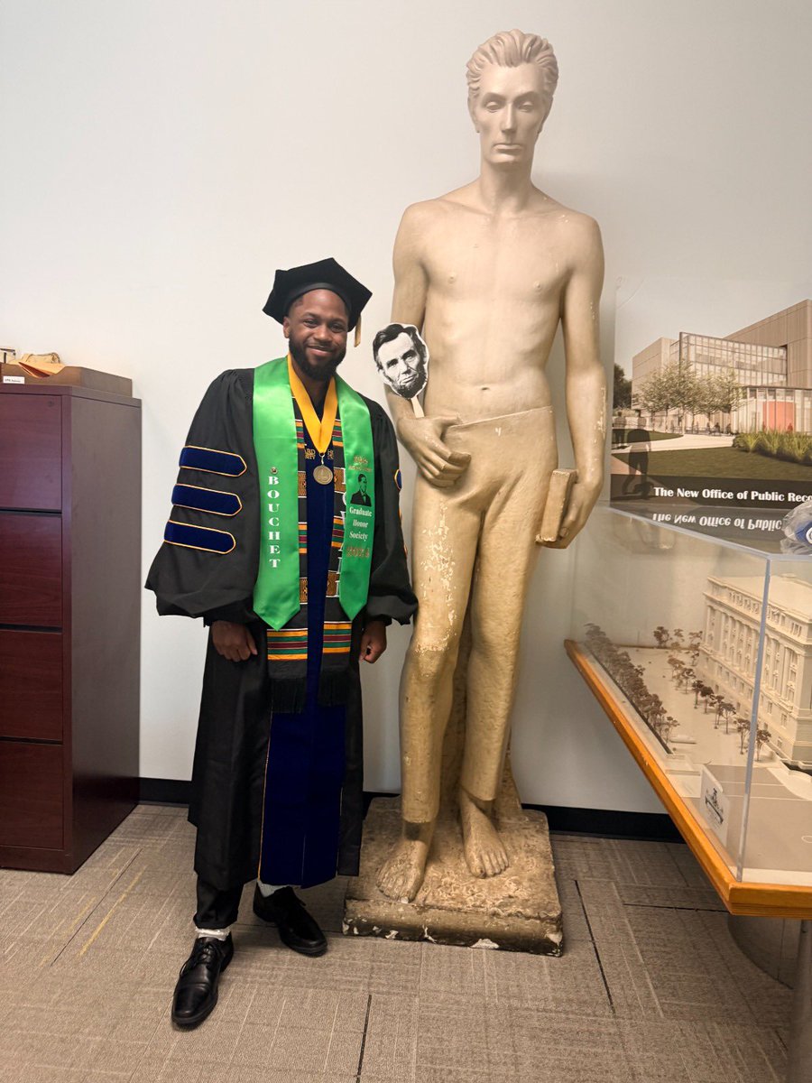 SecretaryofDC's tweet photo. Caps off to our very own Phillip Warfield on earning his Ph.D. in U.S. History from Howard University! Congratulations, Dr. Warfield. Your hard work paid off, and we can’t wait to see what’s next!
#DCproud #WeareDC https://t.co/5QOkKyNtyJ