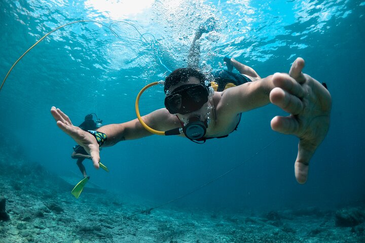 _SNUBA's tweet photo. SNUBA® lets you #GoBeyondSnorkeling. 🌊

Why just snorkel when you can stay submerged longer, explore deeper reefs, and move through the ocean with ease? No heavy scuba certification required!

With SNUBA®, you get the freedom of breathing underwater while enjoying a more relaxed, accessible experience than traditional diving. Spend less time popping up for air and more time immersed in the underwater world. 🐠🤿

Go deeper. Stay longer. Experience more.
.
.
#SNUBA #UnderwaterAdventure #BeyondSnorkeling #snubalife🤙🏼✌️🐢🐟🐠🌴