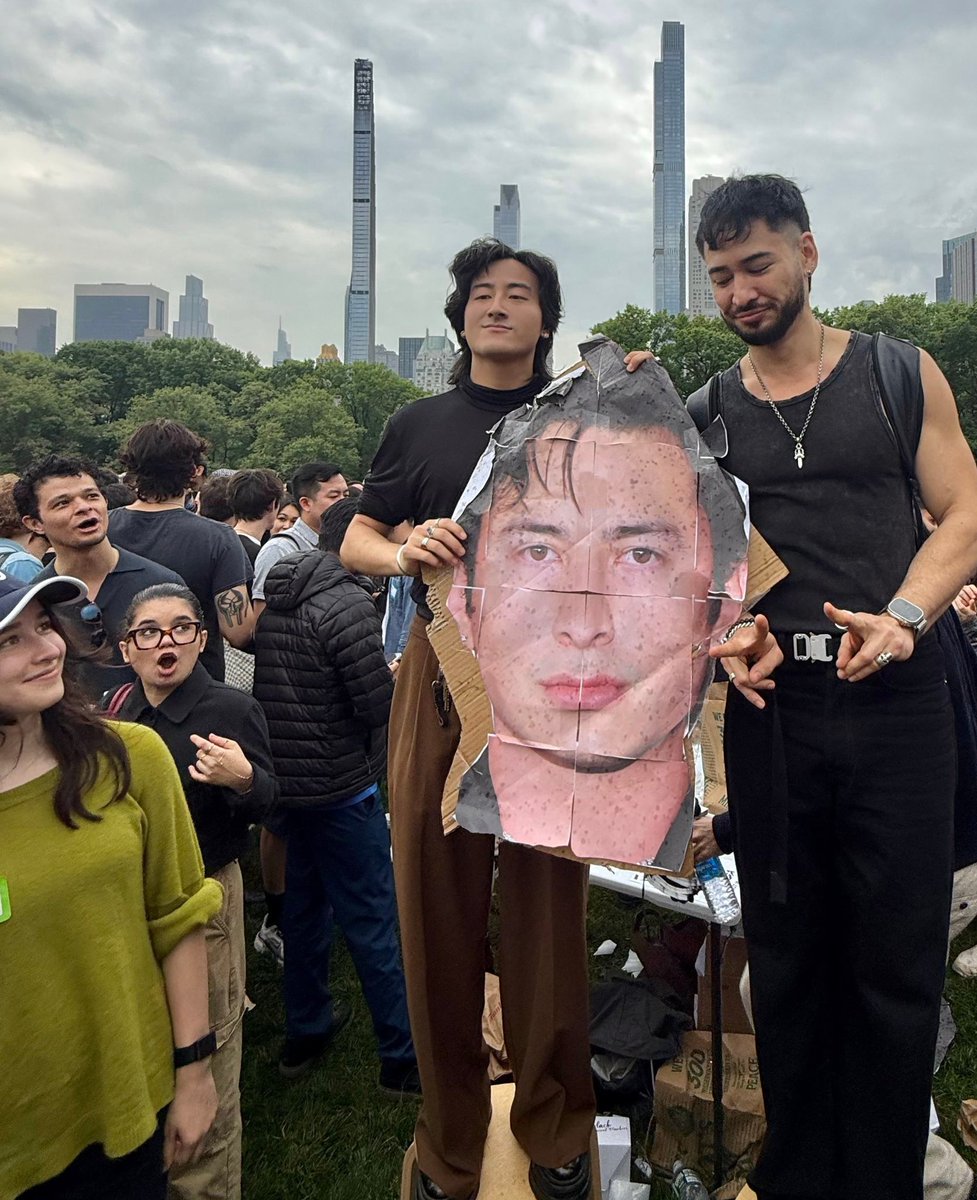 HudsonwilliamMX's tweet photo. Hudson Williams (de cartón) visto en las “Wasian Gatherings” de San Francisco y Central Park (las reuniones más grandes de personas con ascendencia asiática y occidental) 🤍

(📸1 San Francisco vía sfweekly en TT, 📸2/3 Central Park vía withhudson en Weibo)