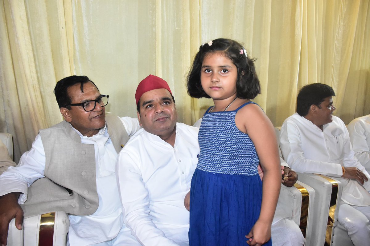MPDharmendraYdv's tweet photo. समाजवादी पार्टी आजमगढ़ के ज़िलाध्यक्ष श्री हवलदार यादव जी के घर मांगलिक कार्यक्रम में पहुंचकर बधाई एवं शुभकामनाएँ प्रेषित किया। https://t.co/TTvOZpyxKR