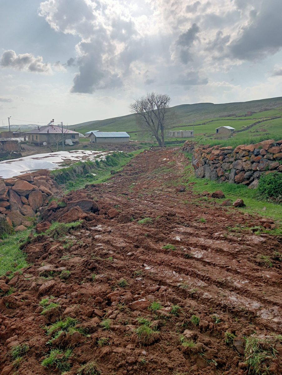 bitlisioi's tweet photo. 🚧 Burcukaya Köyü’nde İçme Suyu Hattı Yeniden Aktif

İdaremiz tarafından Ahlat ilçemize bağlı Burcukaya Köyü’nde meydana gelen içme suyu hattı arızasına yönelik onarım çalışmaları başarıyla tamamlandı.

Ekiplerimizin sahada yürüttüğü hızlı ve özverili çalışmalar neticesinde arızalı bölüm yenilenerek su hattı tekrar devreye alındı. Vatandaşlarımızın mağduriyet yaşamaması adına çalışmalar aralıksız sürdürülürken, köyde içme suyu ihtiyacı yeniden kesintisiz şekilde sağlandı.

Bitlis İl Özel İdaresi olarak kırsal mahalle ve köylerimizde altyapı hizmetlerini güçlendirmeye, vatandaşlarımızın yaşam kalitesini artırmaya yönelik çalışmalarımıza kararlılıkla devam ediyoruz. 💧🚜
@BitlisValiligi 
@ahmetkarakaya37 
@T_Bedirhanoglu 
@adem_aydogdu13 
@medetilbars