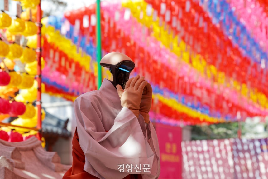 tang__kira's tweet photo. “Baru pertama kali lihat biksu seperti ini”... Korea melahirkan ‘biksu robot’ pertama, lengkap memakai jubah hingga ritual mengelilingi pagoda

Di Aula Utama Kuil Jogyesa, Seoul, adalah seorang robot calon biksu setinggi 130 cm. Pada hari itu ia menerima nama Dharma “Gabi”. https://t.co/fdwS6Z5t6I
