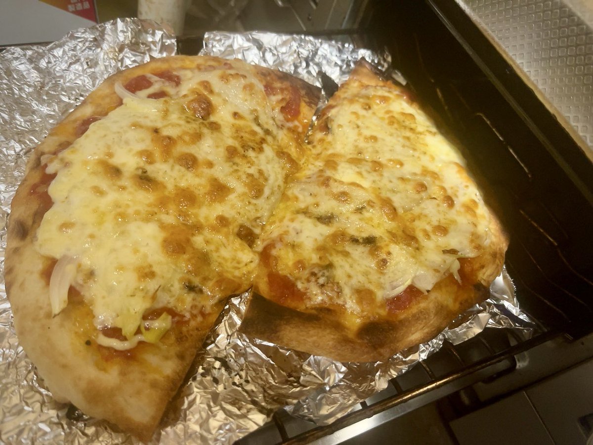 _chatake_'s tweet photo. 深夜に焼くピザは美味いな？

テヘラン風ナンピッツァ

イランレストラン自家製ナン(5枚¥500)を生地に、サクッと作ったトマトソースで。
魚焼グリルで焼けば満足度高いちゃんとピザになるのだ。

ハマりそうだけど、店が遠いのがナン… https://t.co/CGNsmUaP3w