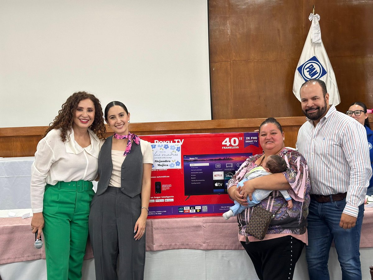 LaloSerranoZ's tweet photo. #LaserInformativo

#Durango|| PAN Durango celebra a las mamás, entre música, baile y sonrisas

Con un ambiente lleno de alegría, abrazos y reconocimiento, el presidente del @CDEPANDurango , @mario14sm , y la Secretaria General @sofdr25 encabezaron un emotivo desayuno para celebrar a las mamás panistas de la capital.

Desde temprana hora, decenas de mujeres comenzaron a llegar para compartir una mañana especial en la que no faltaron la música, el baile, las fotografías, las risas y la convivencia entre amigas, compañeras y liderazgos del partido.

Acompañado por el sistema PAN, integrado por legisladoras federales, diputadas y diputados locales, así como funcionarias estatales y liderazgos panistas, Mario Salazar reconoció el trabajo, esfuerzo y entrega de las mujeres que todos los días sacan adelante a sus familias y que además participan activamente en la vida política y social de Durango.

Durante la celebración se realizaron rifas de regalos y dinámicas que mantuvieron el ánimo festivo entre las asistentes, quienes disfrutaron de un encuentro pensado especialmente para reconocer su labor como madres y coordinadoras de Acción Nacional en la capital.

Entre aplausos y muestras de cariño, las asistentes compartieron momentos de convivencia y cercanía que fortalecieron el sentido de comunidad dentro de la familia panista.

Mario Salazar destacó que las mamás representan fortaleza, compromiso y unión, valores que también impulsan al partido desde cada colonia, sección y espacio de participación ciudadana.

La celebración concluyó entre música y baile, dejando un ambiente de entusiasmo y reconocimiento para las mujeres que día a día son parte fundamental de Acción Nacional y de sus familias.