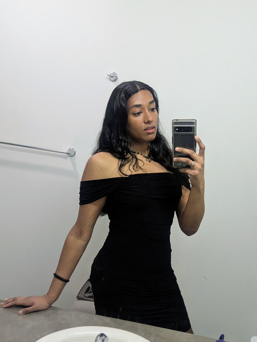 MayaMeowNow's tweet photo. I really need a standing mirror https://t.co/GklCZCObOX