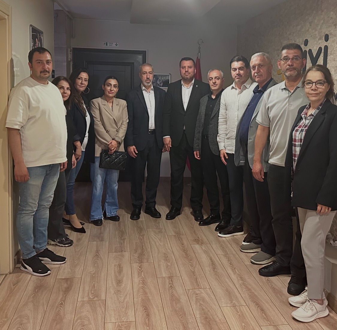 Cekmekoy_iyi's tweet photo. Çekmeköy Bingöllüler Derneği Başkanı Sayın Bedri Sanır ve kıymetli yönetim kurulu üyelerini misafir etmekten büyük memnuniyet duyduk. Nazik ziyaretleri ve hoş sohbetleri için kendilerine teşekkür ediyor, birlik ve beraberliğimizi güçlendiren bu anlamlı buluşmaların artarak devam etmesini temenni ediyoruz.
@iyiparti @iyiparti_34 @Yucel_Coskun @kemikserdar1 #cekmekoy