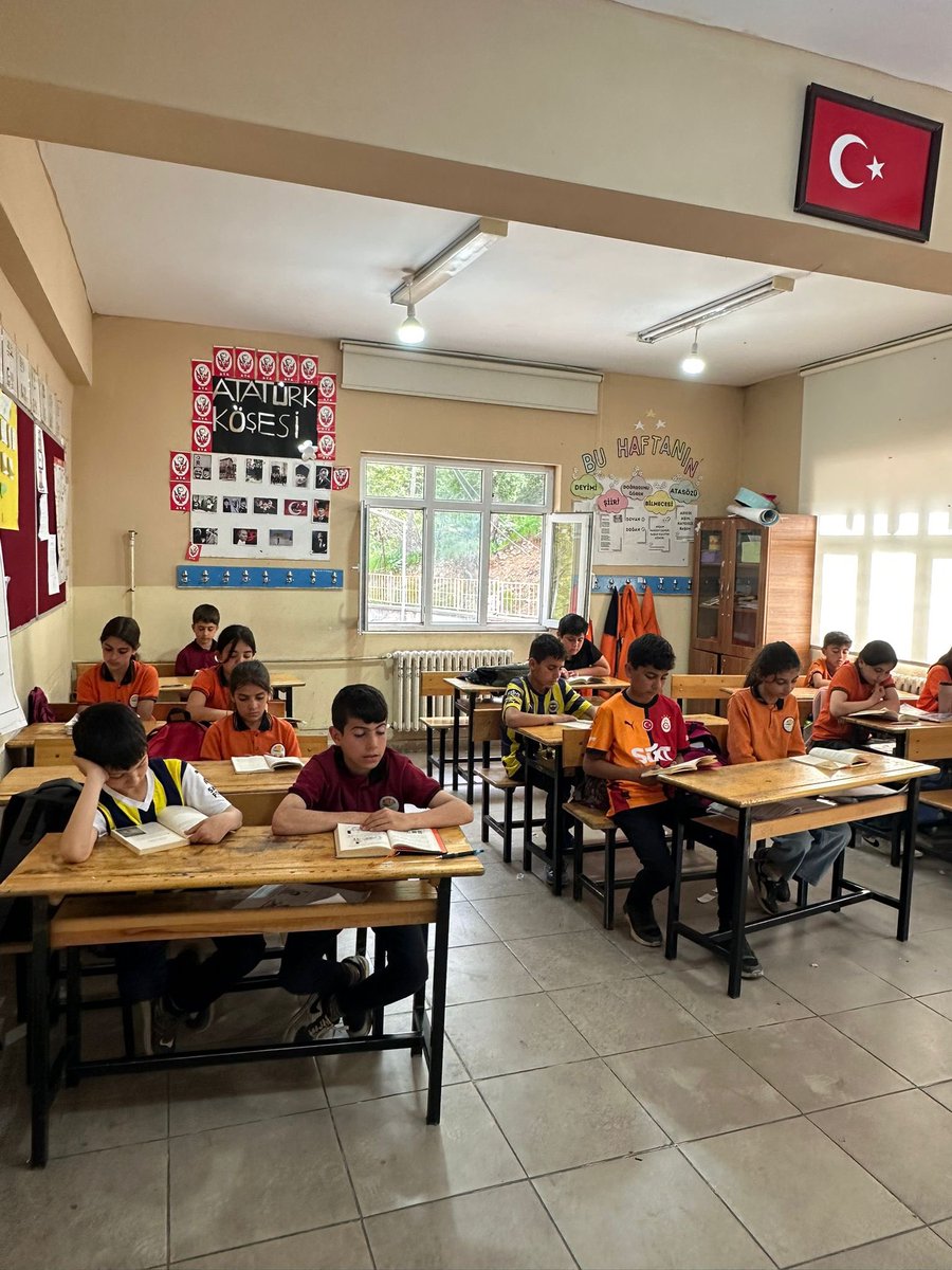 beytmemresmi's tweet photo. #HerOkurBirLider Projesi kapsamında ilçemizdeki tüm okullarımızda öğrencilerimizin okuma alışkanlığını güçlendirmek ve kitap sevgisini yaygınlaştırmak amacıyla kitap okuma etkinlikleri gerçekleştirildi. 📚📖 

#şırnak 
@SirnakValiligi 
@BirolEkici73 
@sirnakmem73 
@hkncrt1 https://t.co/tZbXZlCDHx