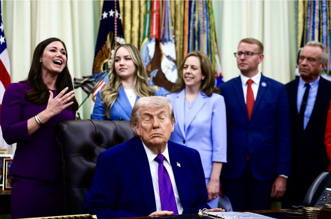 HOW IS TRUMP'S INABILITY TO STAY AWAKE DURING OVAL OFFICE MEETINGS NOT COVERED MORE???

WTF IS WRONG WITH THE MEDIA???