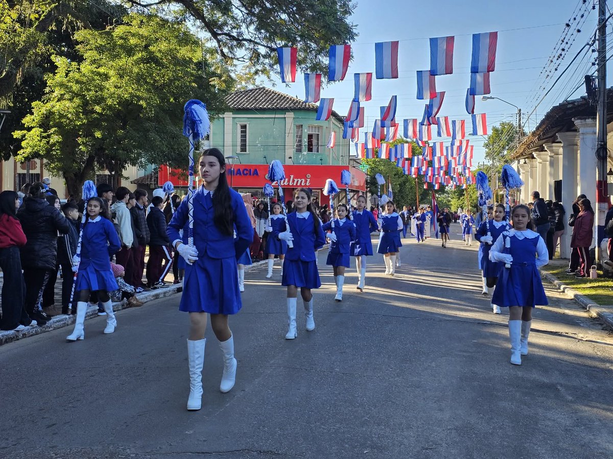 MuniPilarPy's tweet photo. participaron las diferentes instituciones educativas de la ciudad y las bandalizas de los colegios de #Pilar 🇵🇾🚶‍♀️🚶‍♂️🥁

#FiestaDeLaPatriaPilar
#215AñosDeIndependencia https://t.co/9IRjmksHHd