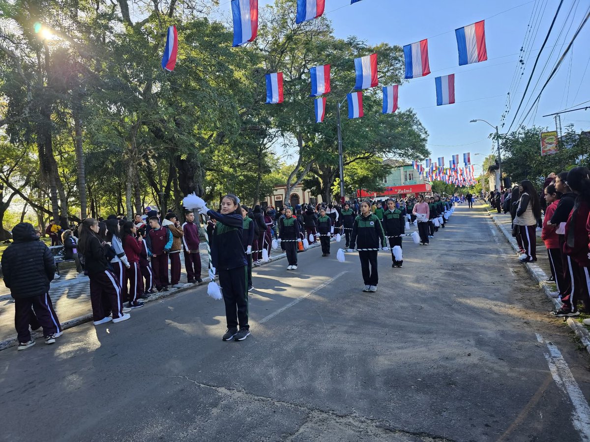 MuniPilarPy's tweet photo. participaron las diferentes instituciones educativas de la ciudad y las bandalizas de los colegios de #Pilar 🇵🇾🚶‍♀️🚶‍♂️🥁

#FiestaDeLaPatriaPilar
#215AñosDeIndependencia https://t.co/9IRjmksHHd