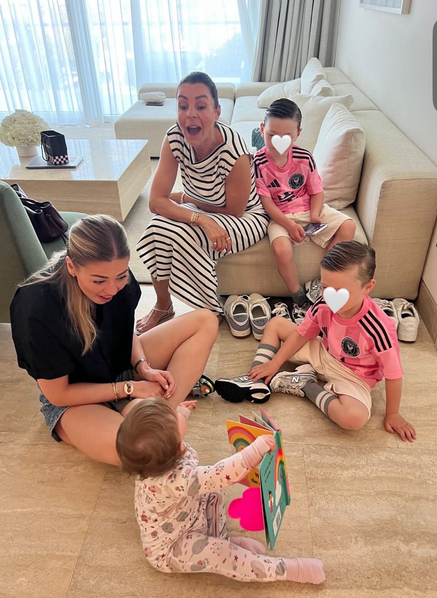 un día era Max sosteniendo a sus sobrinos y ahora ellos juegan con su hija💖