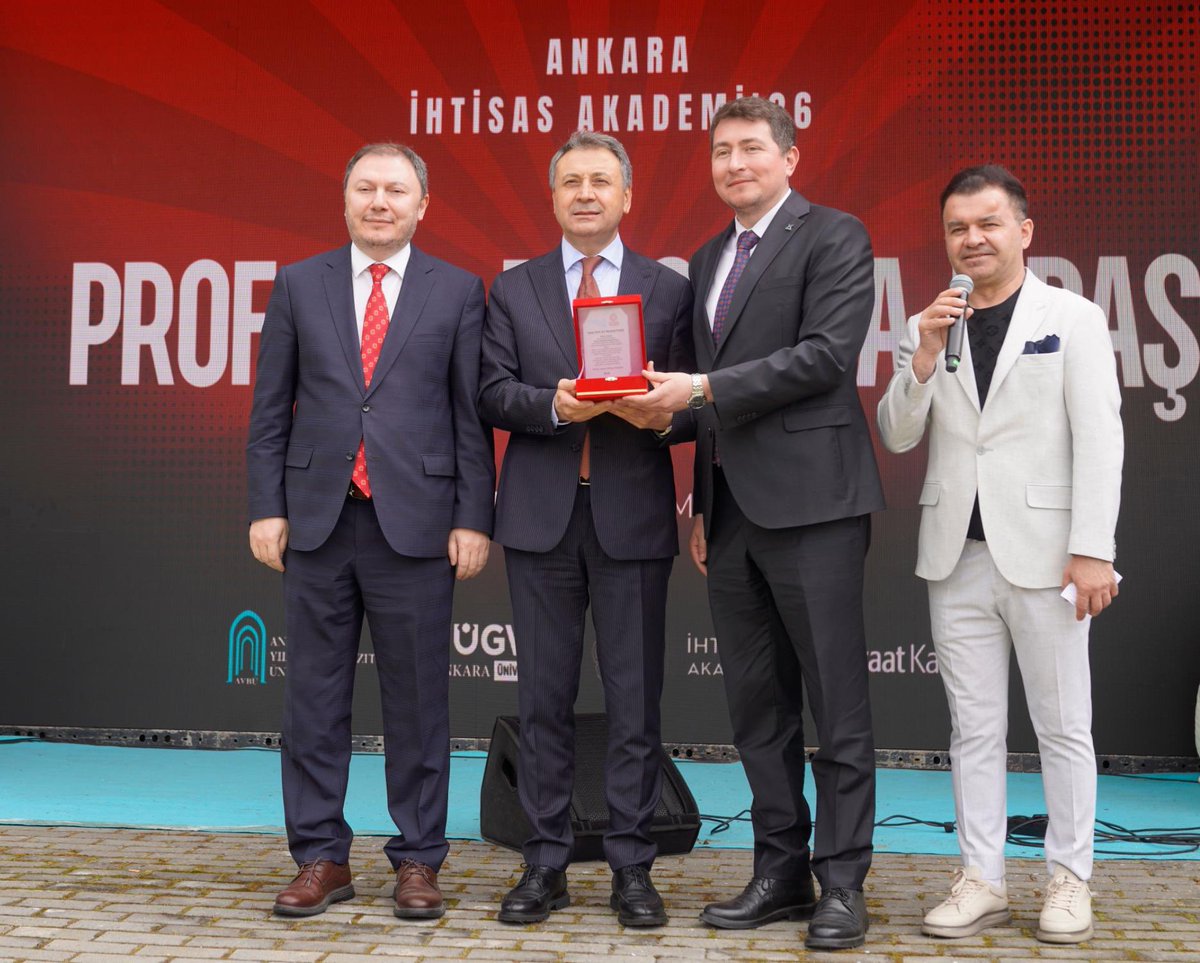 MSB_ASFAT's tweet photo. Genel Müdürümüz Prof. Dr. Mustafa İlbaş, Ankara Yıldırım Beyazıt Üniversitesi'nde düzenlenen TÜGVA Bilim ve Bahar Şenliği programına katılım sağladı.

Program kapsamında gençlerle bir araya gelen Genel Müdürümüz, ASFAT’ın savunma sanayiine yönelik ürün, hizmet ve kabiliyetleri hakkında katılımcılara konuşma gerçekleştirdi.

Savunma sanayiinin geleceğinde gençlerin önemli bir rol üstlendiğini vurgulayan Genel Müdürümüz, millî teknoloji ve savunma sanayii vizyonumuzun genç nesillerin bilgi, azim ve gayretiyle daha ileriye taşınacağını ifade etti.

Programa; Çubuk Belediye Başkanı Sayın Av. Baki Demirbaş, TUSAŞ Genel Müdürü Sayın Dr. Mehmet Demiroğlu, TÜGVA Ankara İl Başkanı Sayın Oğuzhan Tunca ve Üniversite Genel Sekreteri Sayın Dr. Öğr. Üyesi Mümin Şen de katılım sağladı.

#ASFAT #SavunmaSanayii #Bilim #Teknoloji #Gençlik