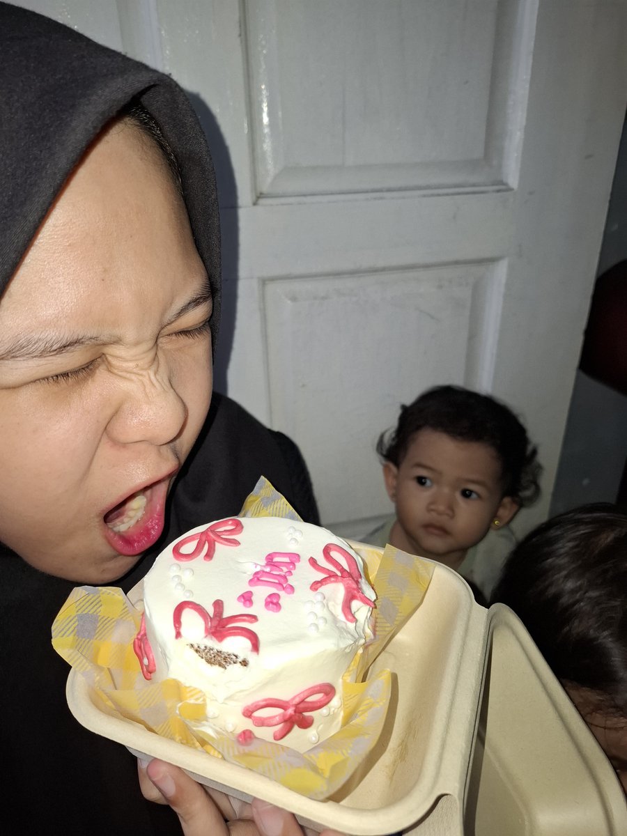 annmeutt's tweet photo. poto 1: bersama 2 bosyil yg terpaksa melihat kamera
poto 2: sengaja pose gt karena seneng liat mupeng pen tuee alias kue
poto 3: ngambil birthday voucher WKWKKWK
poto 4: enak tapi gak first date friendly alias pas makan remahannya beselemak kemana2 bosss😫✋🏻 https://t.co/js5a3QeMPs
