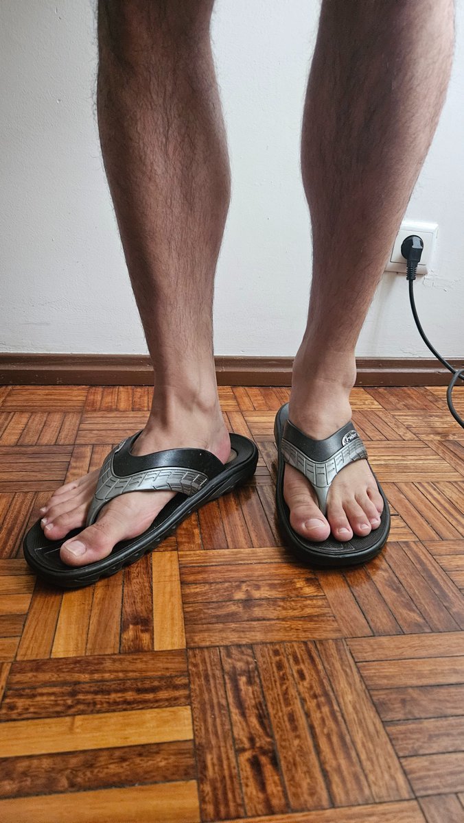 testandoumnome's tweet photo. just felt sexy in my big #EU45 #riderFlipflops
#flipflopsporn #US12 #BR43 https://t.co/yGYWU9jIvl
