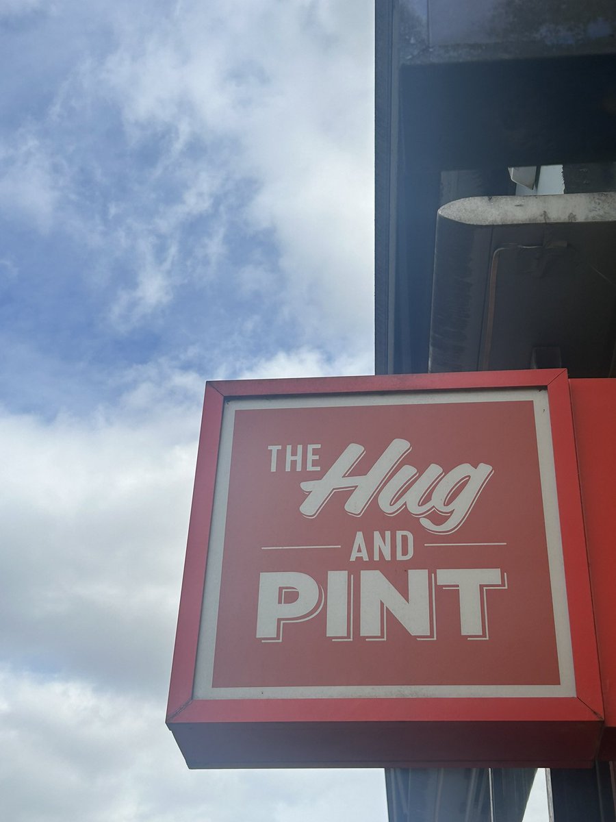 yellowdays's tweet photo. GLASGOW ! we play our final show tonight at @thehugandpint of this 40/50 something date tour . it’s gonna be a party <3 <3 come hang with us !! last tickets here  >> https://t.co/MZPX0w8ZsG https://t.co/pRpEtm75H3