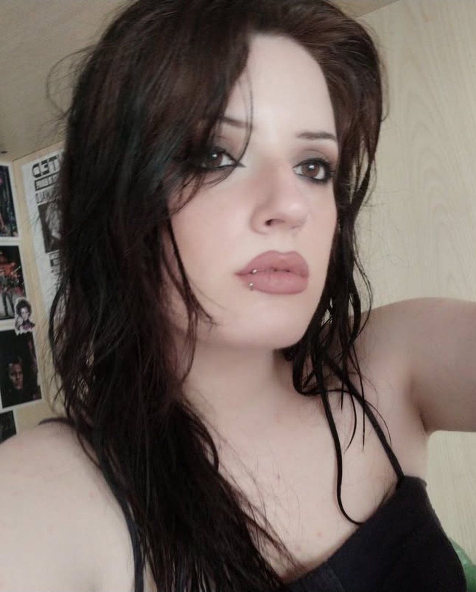 sallyytodd's tweet photo. remembering Luke's lip ring today :(
I also want to remember mine 😔😔😔
i miss it so badddd </3 https://t.co/eW365Gxnuy