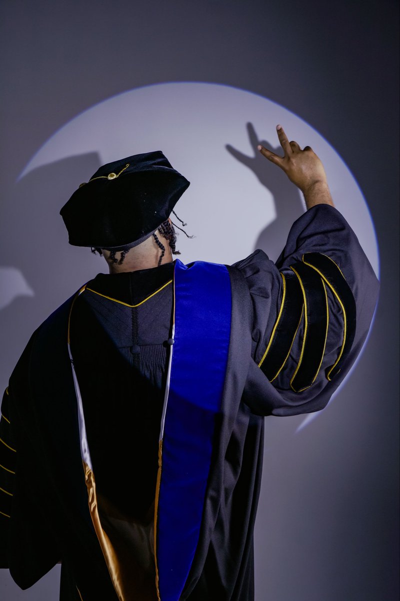 WhenTyTalks's tweet photo. You wanna be a DOCTA? Then all you have to do is say it, like I did! I’m Dr. Ty post PhD (😅 IYKYK)
#PhinisheD
#PurposeDriven
#BlackMen
#SelfPerception
#Mentorship https://t.co/O450iGuG1Q