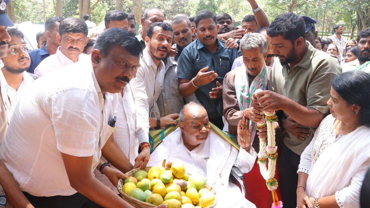 Kumaraswamy4cm's tweet photo. ಗೌರವಾನ್ವಿತ ಮಾಜಿ ಪ್ರಧಾನಮಂತ್ರಿಗಳಾದ ಶ್ರೀ ಹೆಚ್.ಡಿ ದೇವೇಗೌಡರು ಇಂದು ಕಬ್ಬನ್ ಪಾರ್ಕ್ ನಲ್ಲಿ ನಡೆಯುತ್ತಿರುವ ಮಾವು ಮೇಳಕ್ಕೆ ಭೇಟಿ ನೀಡಿ ವೀಕ್ಷಣೆ ಮಾಡಿದ ಕ್ಷಣಗಳು.
#HDDeveGowda #karnataka #jds #mango #cubbonpark #bengaluru #hdd #MangoFest https://t.co/DwySL8tIMU