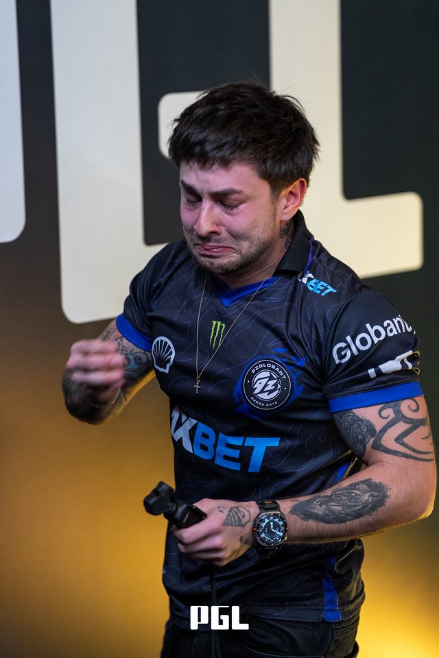 1xbet_esportsES's tweet photo. Que importante que el mayor hincha de 9z sea nuestro ceo https://t.co/M8Se4f01jb