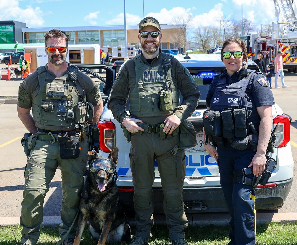 GRCIPE's tweet photo. GRC de Î-P-É a passé un après-midi formidable lors de l'événement Touch A Truck qui s'est tenu le 9 mai.
C'était merveilleux de voir autant d'habitants de l'île sourire, découvrir nos véhicules et rencontrer notre équipe, notamment notre vedette, le chien policier Linkin. https://t.co/excyvA1cRv