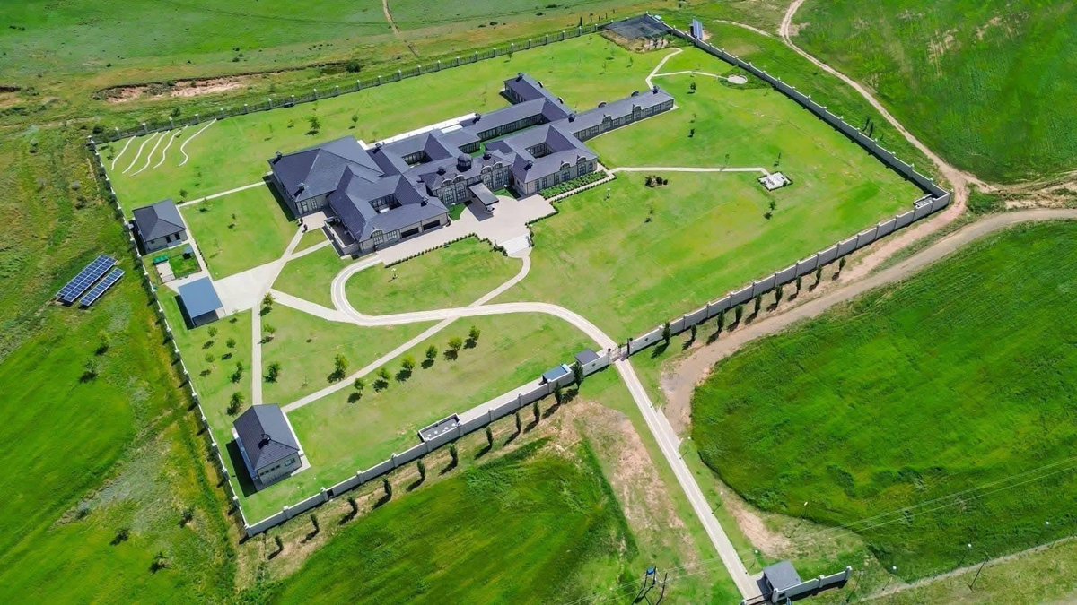 KatlegoMaseng1's tweet photo. FORMER ANGLO AMERICAN CEO POLELO ZIM OWNS THIS LUXURY FREE STATE ESTATE 🇿🇦🏡

This is Mphohadi Estate, a luxury mansion owned by South African businessman Polelo Lazarus Zim.

Zim currently serves as:

• Non-Executive Chairman of Mvelaphanda Resources
• Chairman of Afripalm Resources
• Director at Sahara Computers
• Director at TNA Media
• Director at Zim Capital
• Director at Atisa Group

He previously served as CEO of Anglo American South Africa and also held board positions at MTN and Telkom — placing him among the country’s most influential corporate leaders.

Academically, he holds:

• Master of Commerce in Business Economics from Rand Afrikaans University
• Honours Bachelor of Commerce in Finance & Economics from Wits University
• Bachelor of Commerce from the University of Fort Hare

From the classrooms of Fort Hare to the boardrooms of billion-rand companies, Polelo Zim built a career defined by leadership, influence and long-term vision. 👏🏾