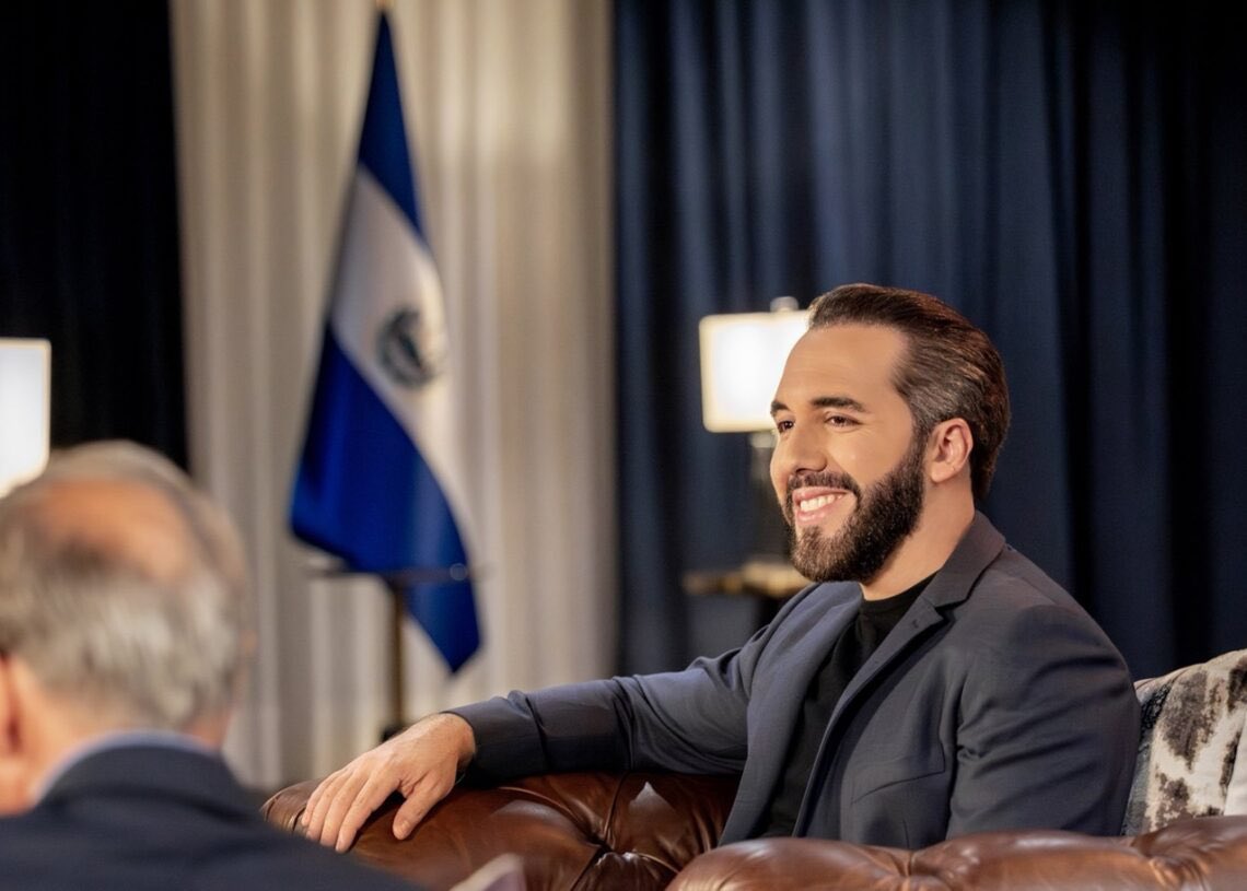 alertanoti's tweet photo. PRESIDENTE BUKELE DONARÁ TOTALIDAD DEL DINERO PARA TRATAMIENTO DE DANIELITO

Cuatro jóvenes emprendieron una caminata desde el Parque Guzmán de San Miguel hasta el Centro Histórico de San Salvador, con el objetivo de recaudar fondos para ayudar a Danielito, un niño de 10 años que lucha contra la leucemia.

Según explicaron en un video publicado en TikTok, llevan seis días caminando y realizando transmisiones en vivo para reunir los $5,000 necesarios, pero aseguran que aún no han logrado alcanzar la meta.

Por ello, hicieron un llamado al presidente @nayibbukele para que les ayude a difundir la causa y así llegar a más personas, pero el mandatario no solo reposteo el video si no que también donó la totalidad del dinero para el tratamiento. 

“Ya les di repost! Pero también les ofrezco la cantidad completa que están tratando de conseguir. Sé que ya tienen una parte, pero es mejor que Daniel tenga un poco de dinero extra”.