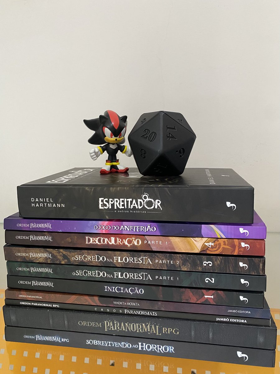 os livros ficam tão lindos juntinhos, ainda mais com essa figure da agatha