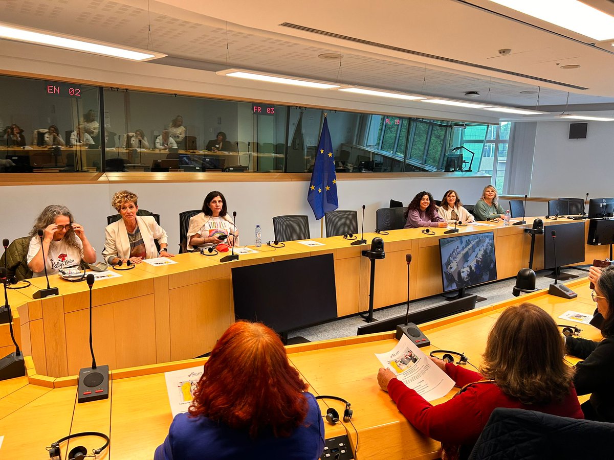 PEcuidadoraprin's tweet photo. Hoy la Plataforma, representada por nuestra compañera Silvina Funes, en un frente común con las cuidadoras: las @las_kellys , el SAD, @sedoac_ , etc.

Unidas para que Europa reconozca que cuidar es un trabajo que debe ser reconocido, regulado y remunerado de manera digna. https://t.co/Um0OPrsxKv