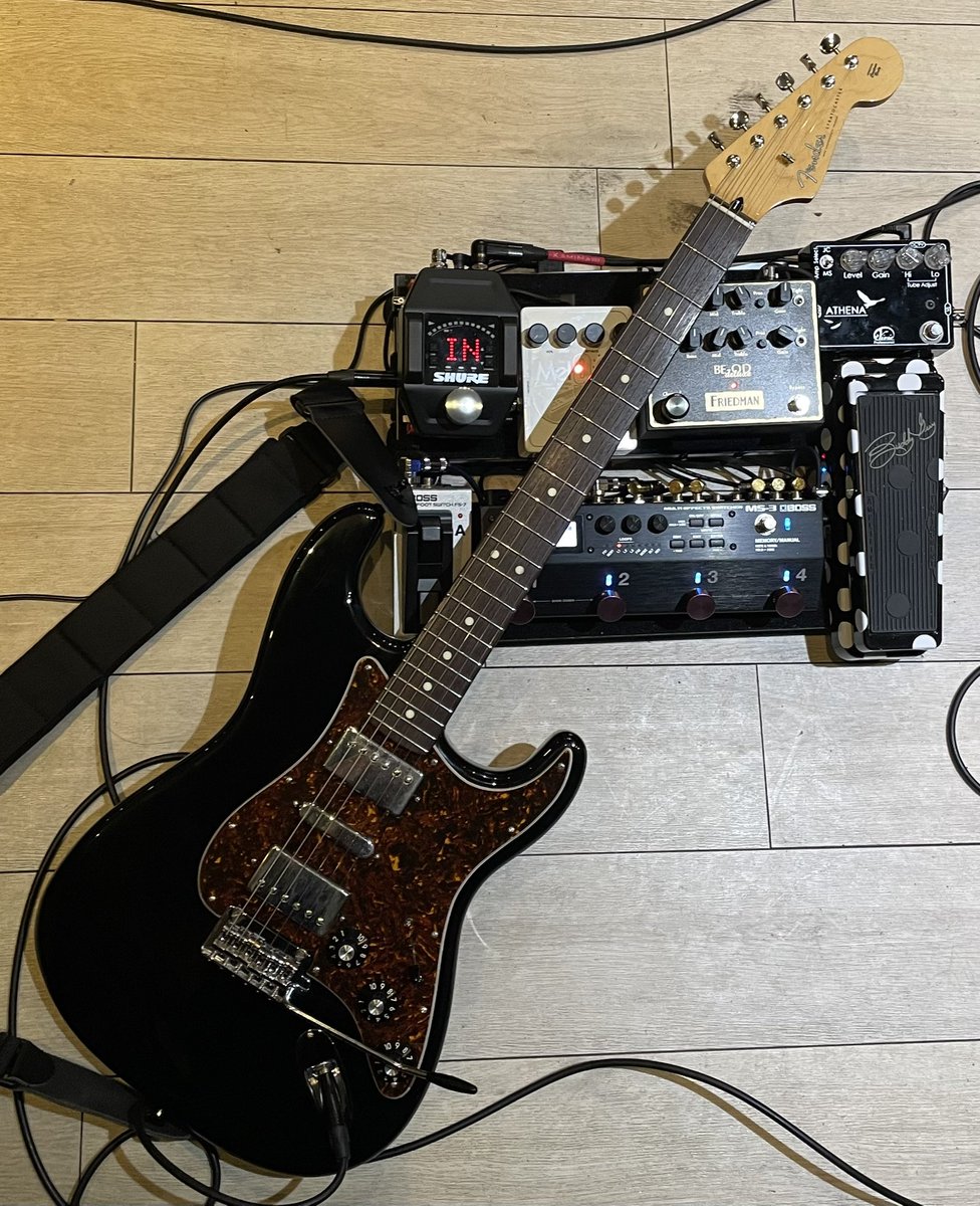 DirtyAngelYochi's tweet photo. 日曜日はMELA sound CLUBスタジオでした😊
今週から休診日は大学での仕事も始まるし頑張っていかないと…
写真は先日購入したフェンダーメキシコの中身を持ってた日本製フェンダーに載せ替えたストラト😊 https://t.co/lxKzQD4EyZ