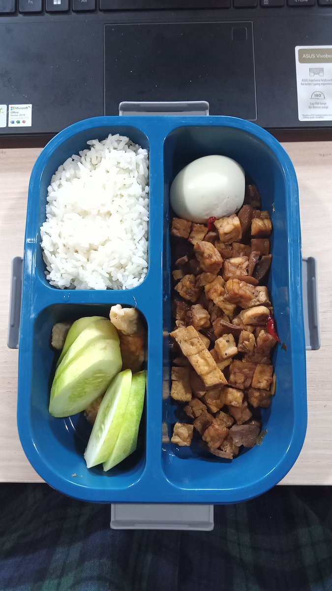 Obxervant's tweet photo. Tulus. Dia siapin bekal tiap pagi sebelum aku berangkat kerja, laundry pakaian kotorku, beresin kamarku. Masakannya pun enak. Bukan karena aku yang nyuruh, tapi karena dia tau waktuku terbatas dan cuma sebentar di rumah. Kami saling bantu sesama saudara. https://t.co/x0fDmkoCIb