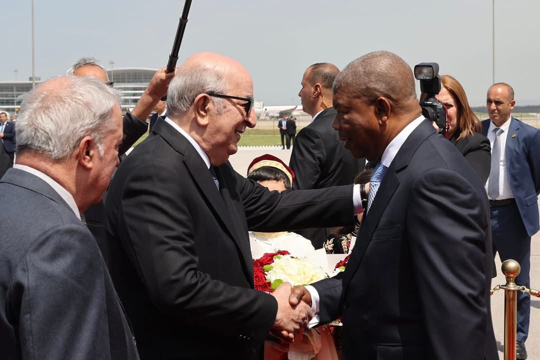 PerspectiveDZ's tweet photo. [#Diplomatie][#Afrique] 

🇩🇿🤝🇦🇴

Le président angolais entame une visite d’État en Algérie

À l’invitation du président de la République, Abdelmadjid Tebboune, le chef de l’État angolais, Joao Lourenço, entame ce lundi une visite d’État en Algérie.