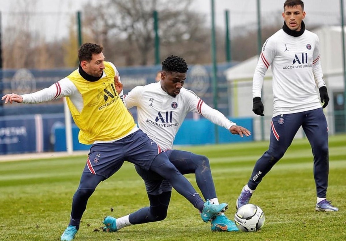 AllezLesLions's tweet photo. 🔵 Éric Dina Ebimbe sur le trio Messi - Neymar - Mbappe :

« Qui était le plus impressionnant à l’entraînement ? Ils l’étaient tous, mais ce qui me marquait, c’était dans les toros. On dirait qu’ils avaient une seconde et demi d’avance sur toi, tout est fait deux fois plus vite que toi, ils voient plus vite que toi, ils tirent plus vite, ils courent plus vite, mais il n’y a pas mieux pour un jeune joueur pour évoluer. Je crois que tu évolues plus à l’entraînement que dans certains clubs en jouant. Par exemple, j’ai fait une saison au Havre, et j’ai beaucoup plus évolué à l’entraînement avec le PSG, honnêtement. Et à force d’être avec eux, tu prends leur rythme, tu commences à capter le truc ». 🦁🇨🇲

[@footmercato]