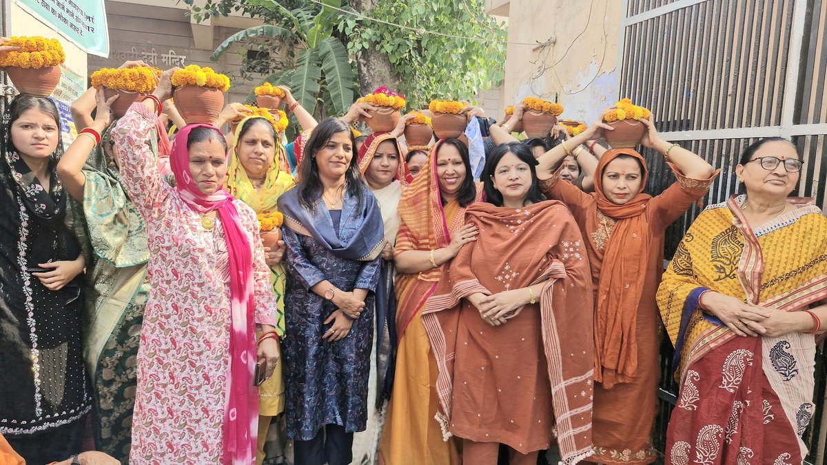 जय सोमनाथ 🛕🚩

आज पलवल के जगेश्वर मंदिर में आयोजित सोमनाथ स्वाभिमान पर्व में अपनी महिला मोर्चा की बहनो के साथ शामिल होकर कलश यात्रा और भगवान शिव की पूजा-अर्चना करने का सौभाग्य प्राप्त हुआ। 

#somnathvirasatk75varsh #somnathtempal #harharmahadev #somnathmahadev
#everyonefollowers