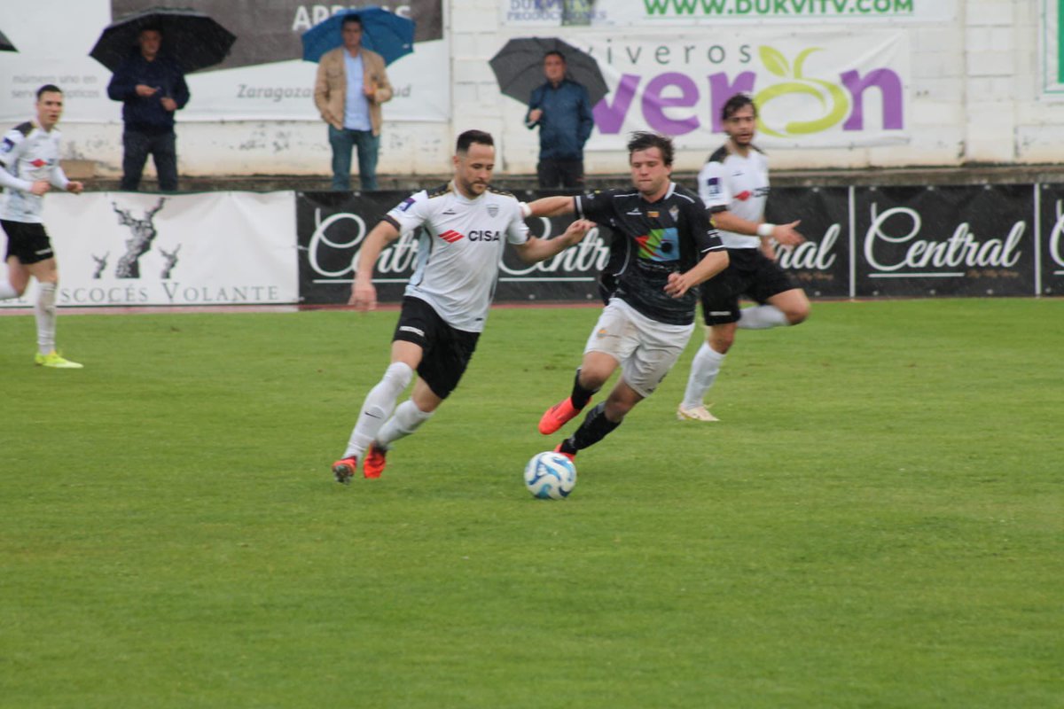 atcalatayudcf's tweet photo. Atlético Calatayud 1-0 Alcañiz CF 

¡Qué partidazo nos regalaron nuestros jugadores! 

Espectacular primera parte del equipo, con juego brillante y dominio absoluto, pero que no era suficiente para romper el empate antes del descanso. Ya en la segunda mitad, un robo tras una https://t.co/P1mQxfMo6W