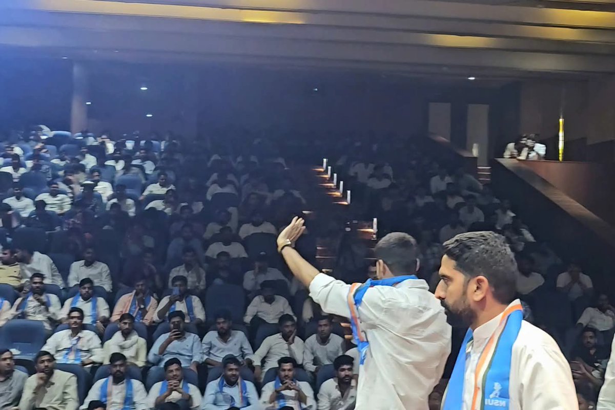 nsui's tweet photo. आज जयपुर (राजस्थान) के कांस्टीट्यूशन क्लब में आयोजित युवा उदय सम्मेलन में NSUI के राष्ट्रीय अध्यक्ष श्री @VinodJakharIN जी शामिल होकर छात्र-छात्राओं के साथ बंद पड़े छात्रसंघ चुनाव, पेपर लीक समेत विभिन्न अहम मुद्दों पर चर्चा की।

आज देश में संविधान और लोकतांत्रिक मूल्यों पर लगातार हमले हो रहे हैं, ऐसे समय में इनके खिलाफ युवाओं की आवाज़ बुलंद होना बेहद ज़रूरी है।
