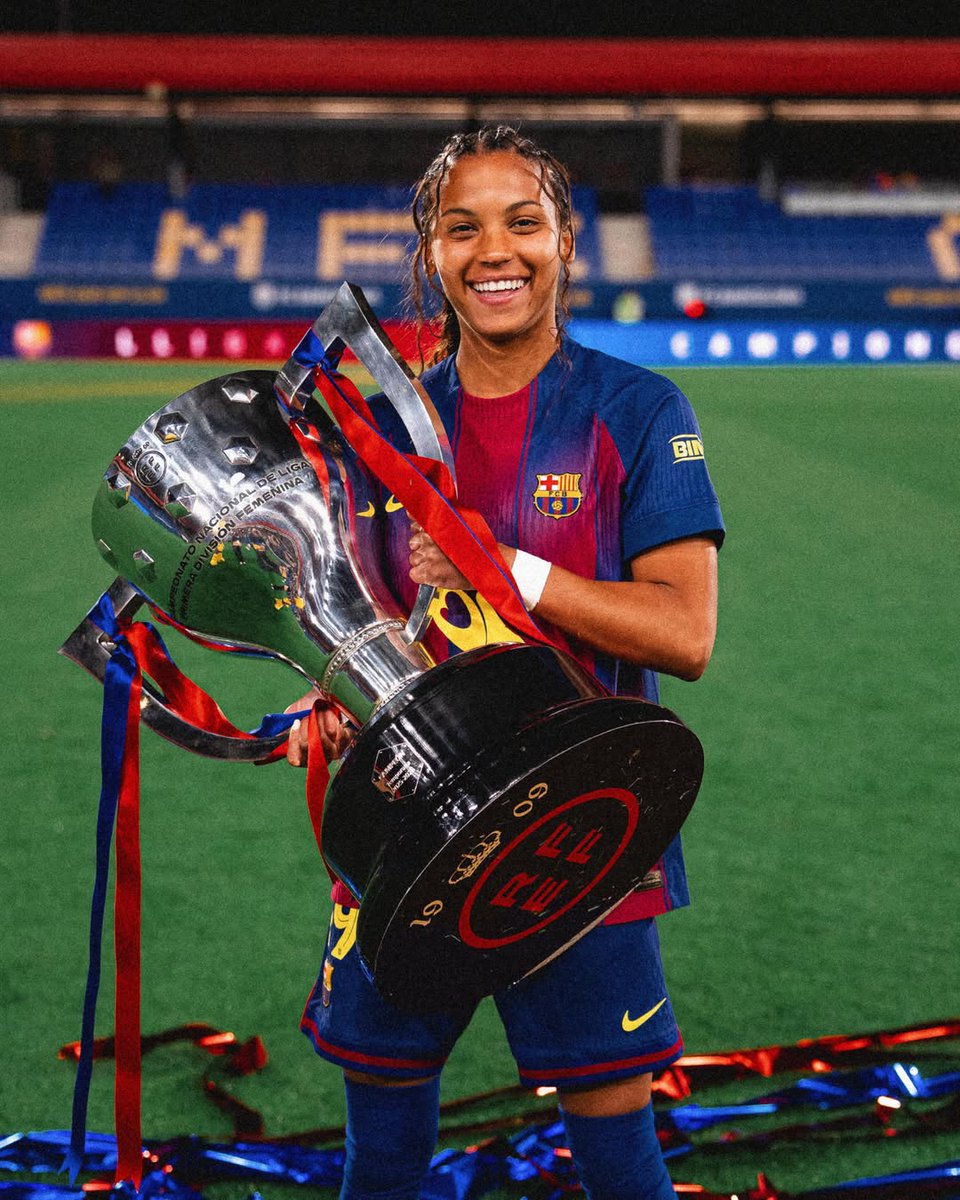 ✝️🔵🔴 Vicky López, jugadora del Barça Femení, sobre su cercanía a la fe y a la religión cristiana:

"Para mí Dios es todo. Desde pequeña me he criado en la fe cristiana. Con mis abuelos iba a la iglesia. Cuando eres pequeña no te das realmente cuenta. Cuando me acerqué más a