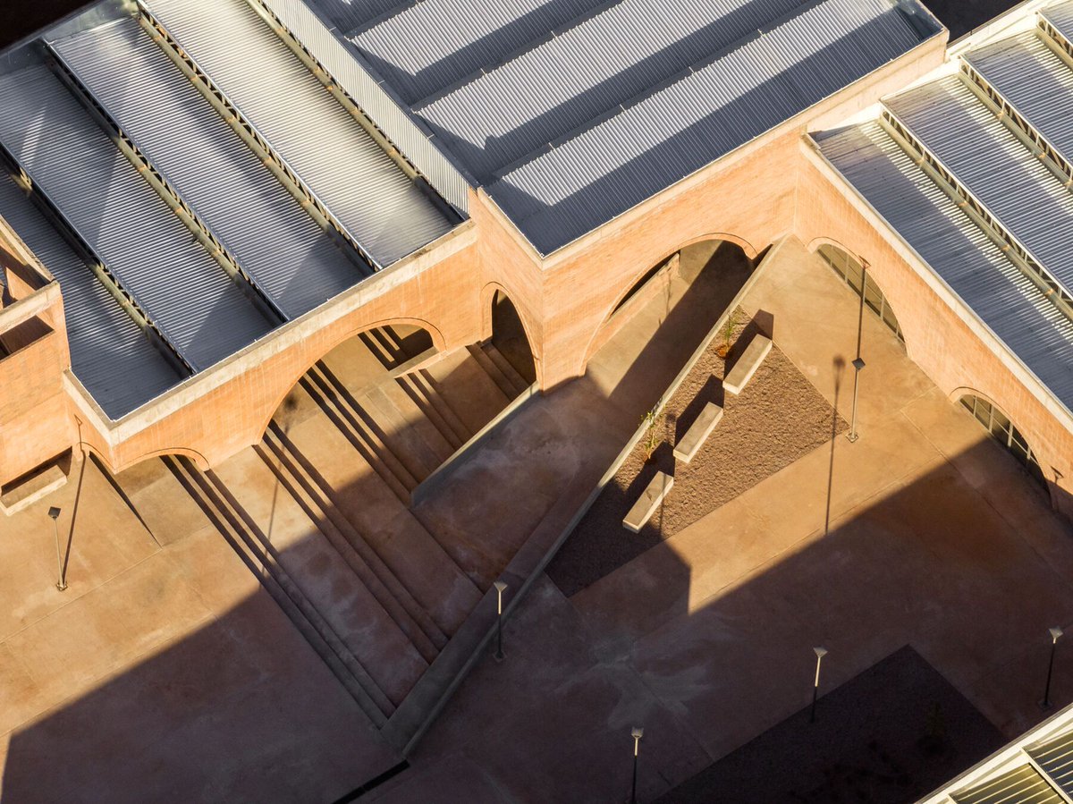 Archello's tweet photo. The Community Development Center by @fernandacanale uses a single-material strategy to anchor construction and identity.
https://t.co/WofNIChR5T
#BrickArchitecture #MaterialEfficiency #CivicDesign https://t.co/bwjKjKReND