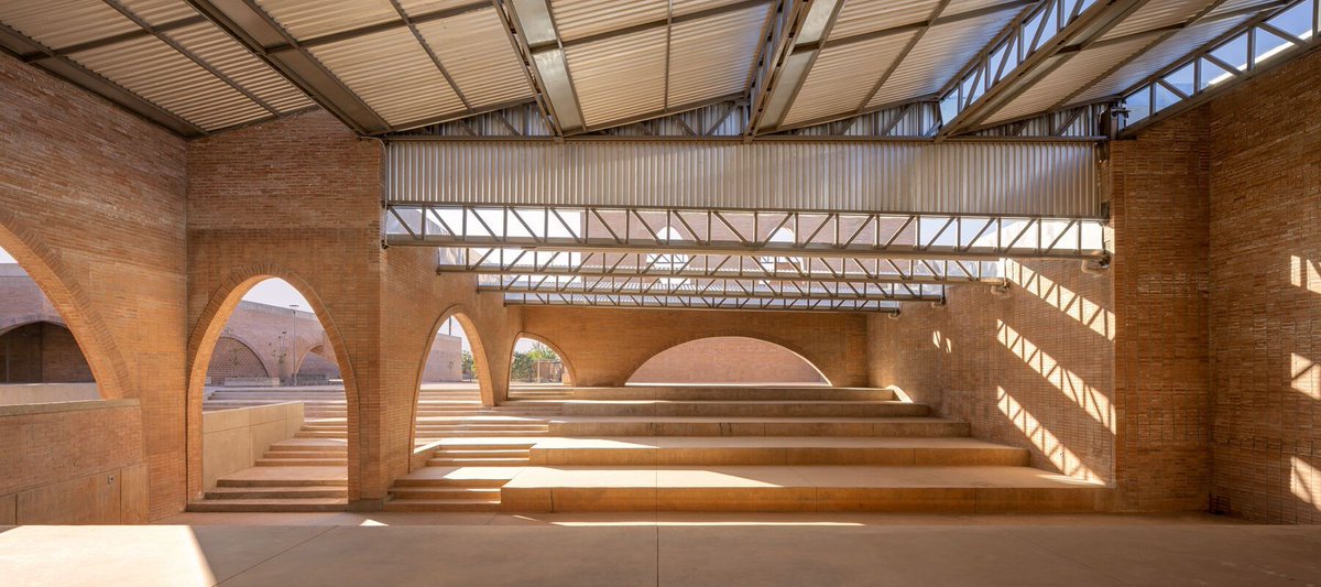 Archello's tweet photo. The Community Development Center by @fernandacanale uses a single-material strategy to anchor construction and identity.
https://t.co/WofNIChR5T
#BrickArchitecture #MaterialEfficiency #CivicDesign https://t.co/bwjKjKReND