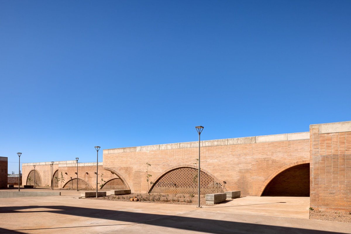 Archello's tweet photo. The Community Development Center by @fernandacanale uses a single-material strategy to anchor construction and identity.
https://t.co/WofNIChR5T
#BrickArchitecture #MaterialEfficiency #CivicDesign https://t.co/bwjKjKReND